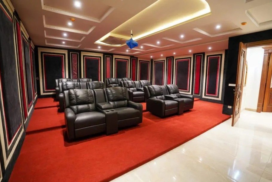 luxury-house-cinema-premium-photo-scaled-e1752514562671-910x610-1